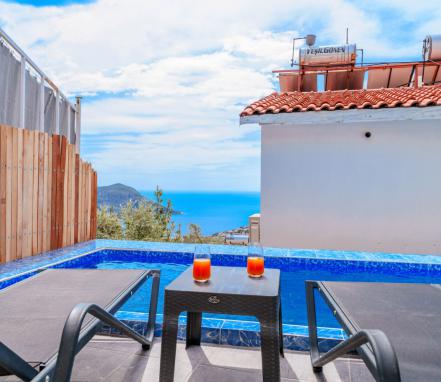 Kalkan Orta Alan Mevkiinde Isıtmalı Havuzlu Tatil Villası