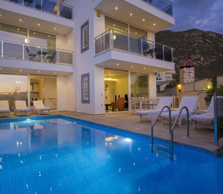Kalkan Bölgesinde Deniz Manzaralı Tatil Villası 