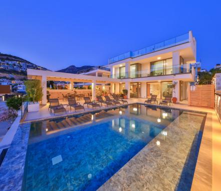 Kalkan Bölgesinde 14 Kişilik Deniz Manzaralı Tatil Villası