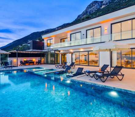 Kalkan Bölgesinde Deniz Manzaralı 6 Kişlik Tatil Villası