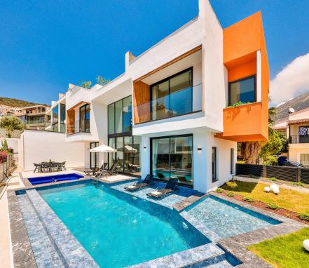 Kalkan Merkezde 4 Kişilik Deniz Manzaralı Lüks Villa