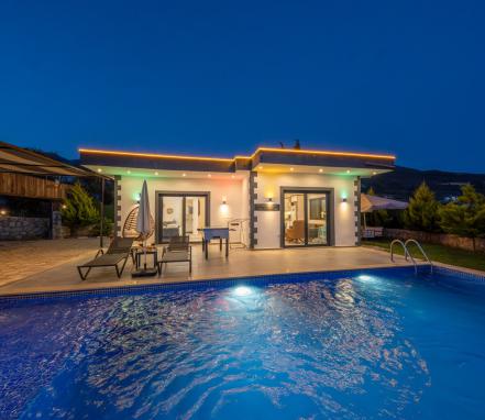 Kalkan Bölgesinde Korunaklı Balayı Tatil Villası