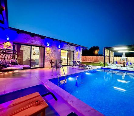 Kaş Uğrar Mevkiinde 2 Yatakodalı Tatil Villası