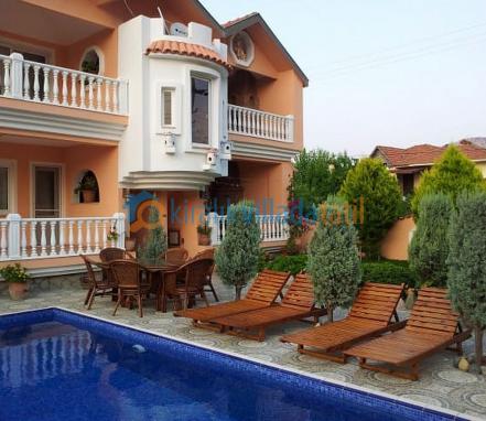 Dalyan Bölgesinde Doğa İçinde 11 Kişilik Tatil Villası