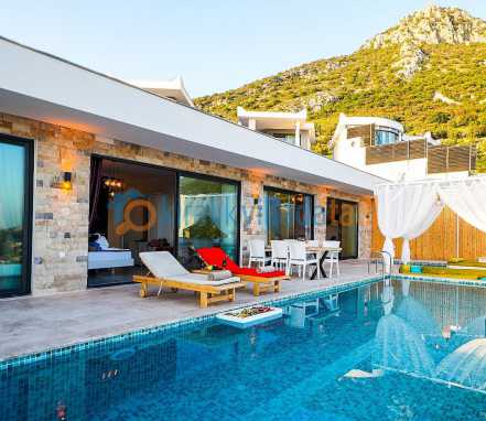 Kalkan Bölgesinde Deniz Manzaralı Korunaklı 5 Kişilik Tatil Villası 