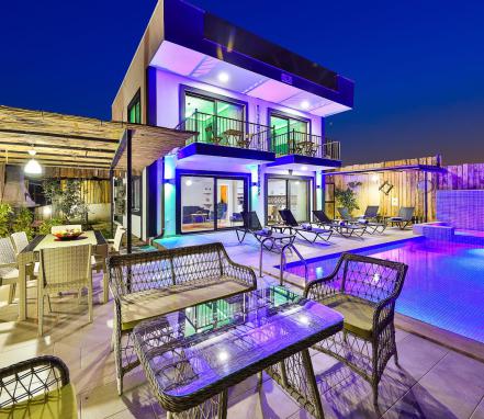 Kaş Bölgesinde Korunaklı Deniz Manzaralı 6 Kişilik Tatil Villası