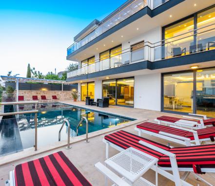 Kaş Bölgesinde 12 Kişilik Lüks Tatil Villası