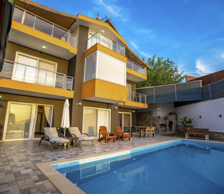 Kalkan Bölgesinde Muhafazakar Balayı Tatil Villası 