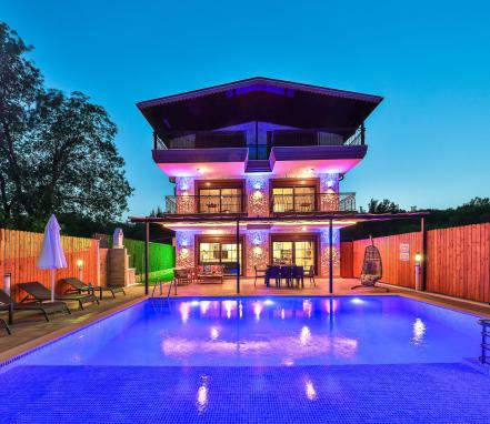 Kaş Bölgesinde Doğa İçinde 8 Kişilik Tatil Villası 