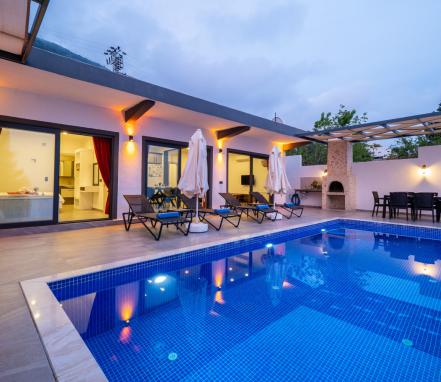 Kalkan Bölgesinde Korunaklı Deniz Manzaralı 4 Kişilik Tatil Villası 
