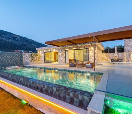 Kaş Bölgesinde 4 Kişilik Deniz Manzaralı Tatil Villası