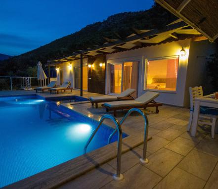 Kalkan Üzümlü Köyünde 4 Kişilik Manzaralı Tatil Villası