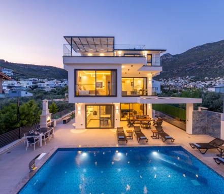 Kalkan Bölgesinde Deniz Manzaralı 6 Kişilik Tatil Villası