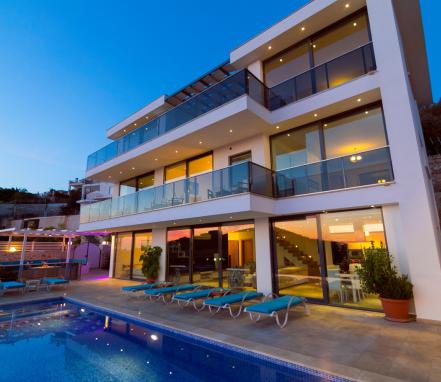 Kalkan Bölgesinde Deniz Manzaralı Lüks Tatil Villası
