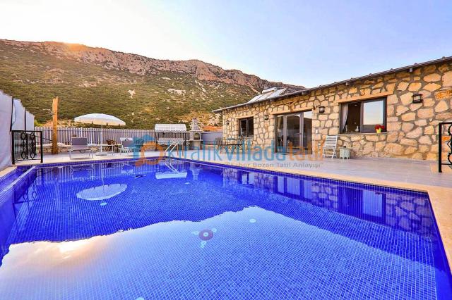 Kalkan Bezirgan Mevkiinde Korunaklı 4 Kişilik Tatil Villası 