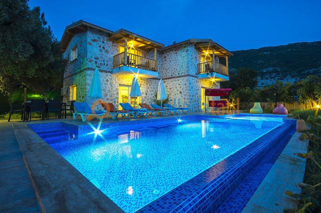 Kalkan İslamlar Köyünde 6 Kişilik Doğa içinde Korunaklı Villa