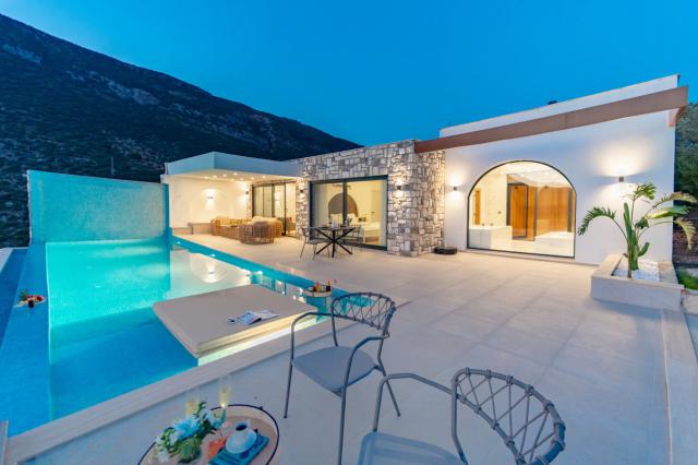 Kaş Gökseki Mevkiinde Deniz Manzaralı Balayı Tatil Villası 