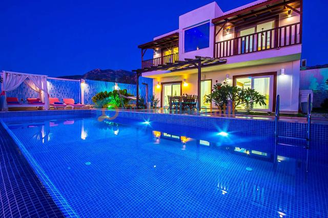 Kalkan Üzümlü Köyünde Manzaralı Tatil Villası