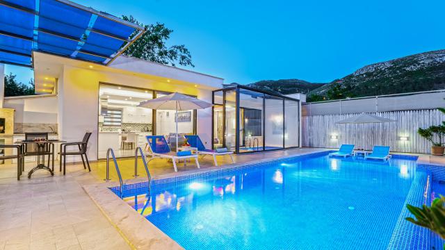 Kalkan Üzümlü Mevkiinde Korunaklı Balayı Tatil Villası 