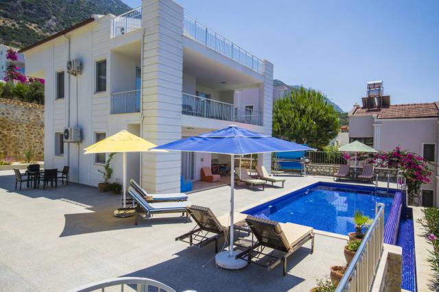 Kızıltaş Mevkiinde 10 kişilik Manzaralı Lüks Villa