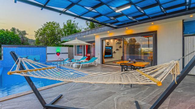 Kalkan Üzümlü Mevkiinde Korunaklı Balayı Tatil Villası