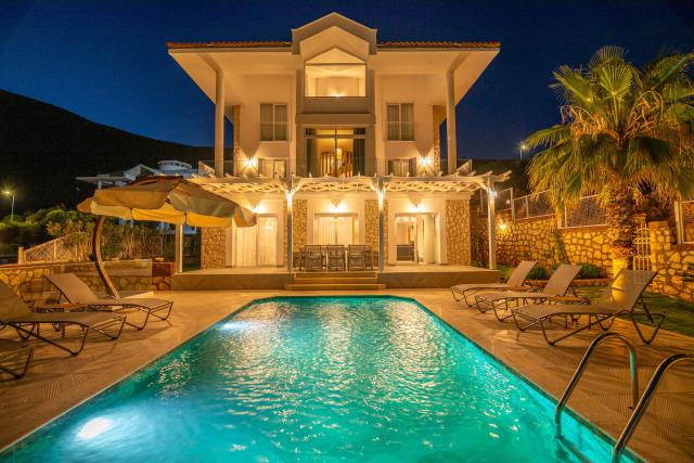 Antalya Kalkan Mevkiinde Denize Sıfır 8 Kişilik Tatil Villası