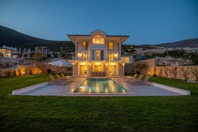 Antalya Kalkan Mevkiinde Denize Sıfır 8 Kişilik Tatil Villası