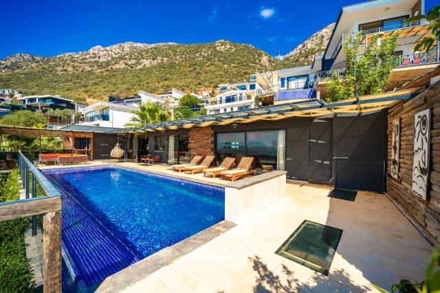 Kalkan Kördere Mevkiinde Deniz Manzaralı 6 Kişlik Tatil Villası