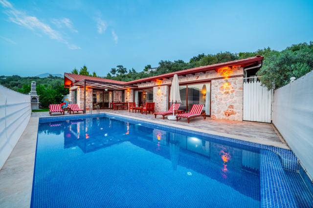 Kalkan Üzümlü Mevkiinde Korunaklı Tatil Villası