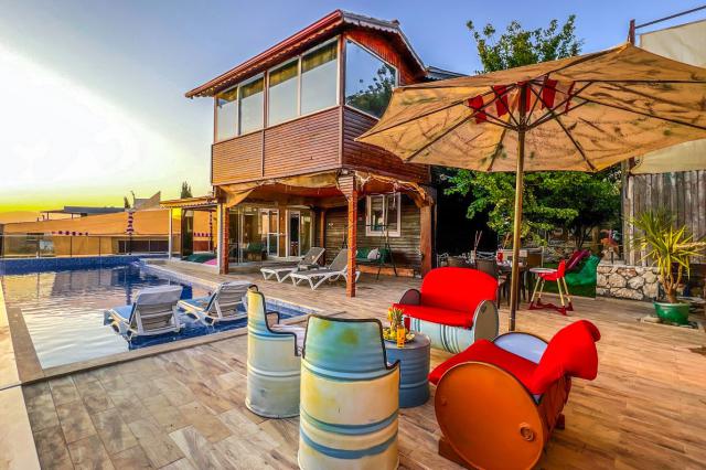 Kalkan Akbel Mevkiinde Deniz Manzaralı Korunaklı Tatil Villası 