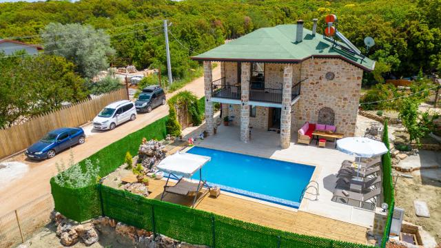 Kaş Pınarbaşı Mevkiinde 6 Kişilik Lüks Tatil Villası