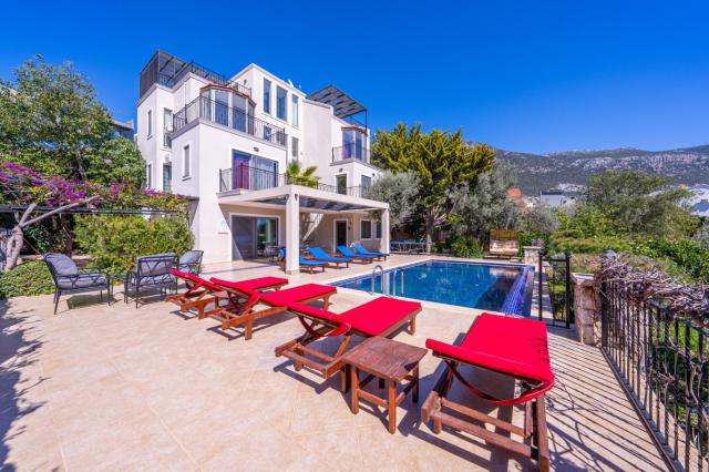 Kalkan Ortaalan Mevkiinde Deniz Manzaralı 8 Kişilik Tatil Villası 