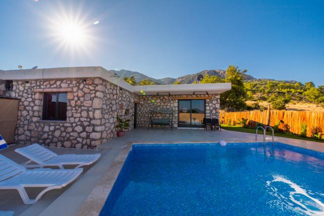  Karadere'de 4 Kişilik Korunaklı Taş Konsept Tatil Villası