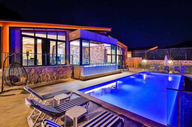 Kalkan İslamlar Mevkiinde Lüks 4 Kişilik Tatil Villası 