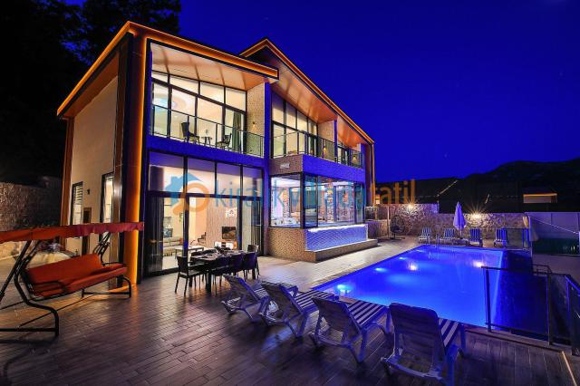 Kalkan İslamlar Mevkiinde Korunaklı Lüks 8 Kişlik Tatil Villası 