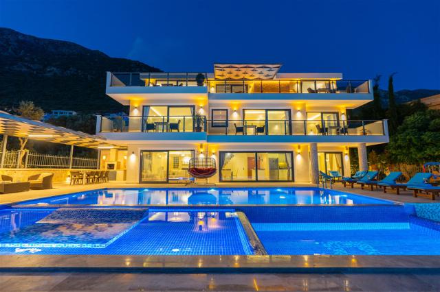 Kalkan Kördere Mevkiinde Deniz Manzaralı 12 Kişilik Lüks Tatil Villası 