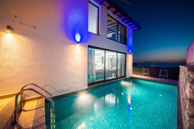 Kalkan Kördere Mevkiinde 4 Kişilik Lüks Tatil Villası