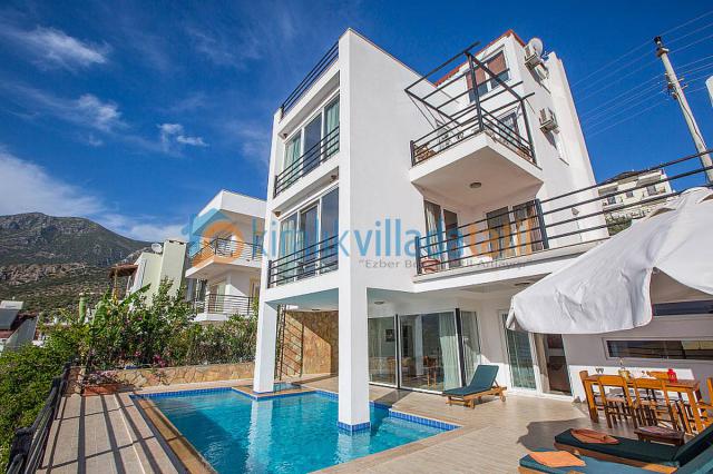 Kışla Mevkiinde 10 Kişilik Lüks Villa