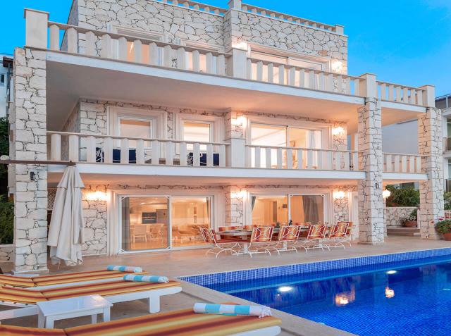 Kalkan Kışla Mevkiinde 14 Kişilik Lüks Tatil Villası