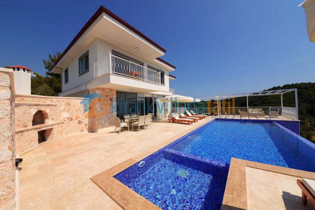 Kalkan Üzümlü Mevkiinde Korunaklı 6 Kişilik Tatil Villası 