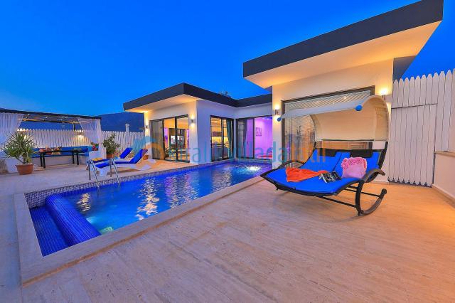 Kalkan Üzümlü Mevkiinde Muhafazakar Balayı Tatil Villası 