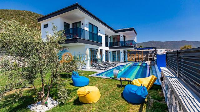 Yeşilköy Mevkiinde Doğa İçinde Korunaklı Tatil Villası