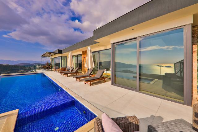 Muhteşem Deniz Manzaralı 4 Kişilik Korunaklı Tatil Villası