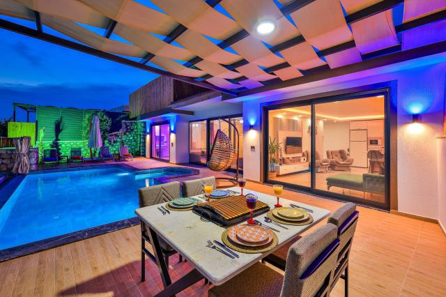 Kalkan Üzümlü Mevkiinde 2 Yatak Odası ile 4 Kişilik Lüks Tatil Villası