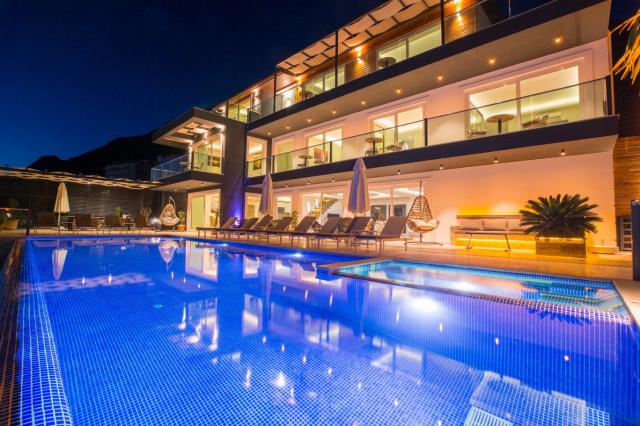 Kalkan Kördere Mevkiinde 14 Kişilik Lüks Tatil Villası