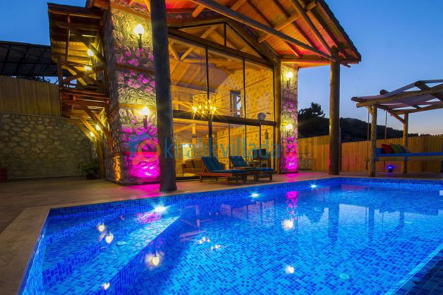 Kalkan Fırnaz Bölgesinde Ekolojik Korunaklı Balayı Villası