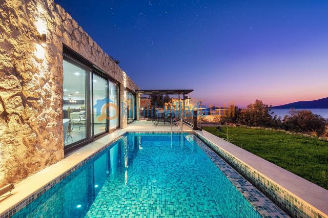 Kalkan Kömürlük Mevkiinde Lüks Balayı Tatil Villası 