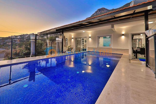 Kalkan Akbel Mevkiinde 2 kişilik Manzaralı Süit Villa 