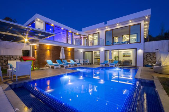 Kalkan Üzümlü Mevkiinde 7 Kişilik Lüks Tatil Villa