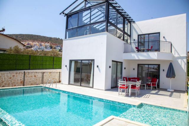 Kalkanda Merkezi Konumda Kapalı Havuzlu Tatil Villası